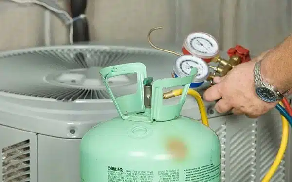 Hết gas hoặc thiếu gas có thể là nguyên nhân khiến điều hòa không mát