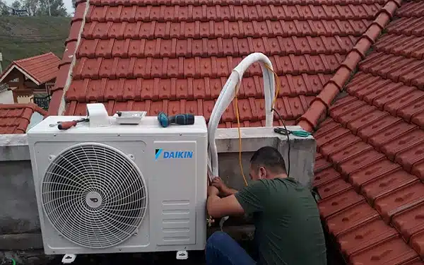 Điều hòa Daikin nháy đèn xanh do cục nóng bị bẩn