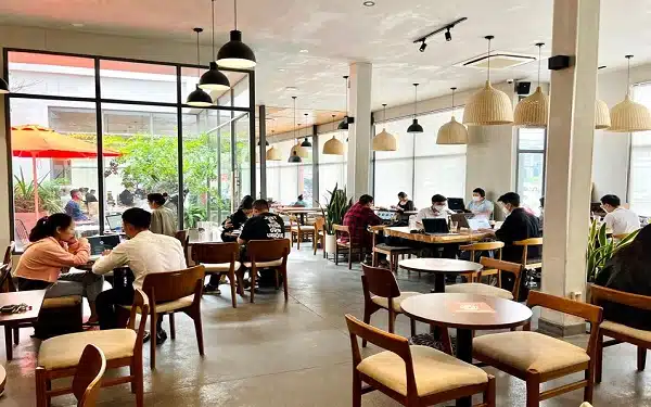 Quán cà phê thường là nơi tập trung đông người