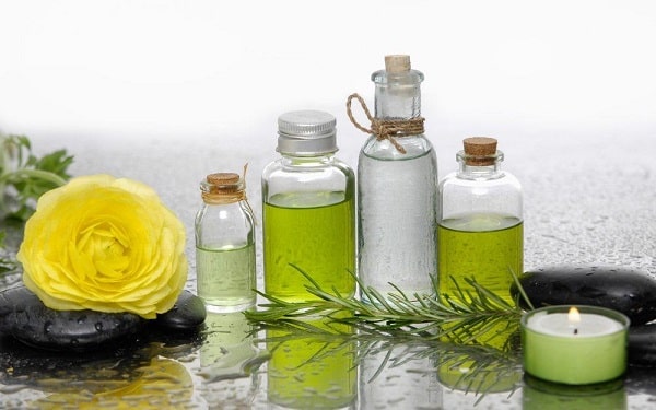 Sử dụng tinh dầu thơm là một phương án chữa cháy tạm thời khi gặp vấn đề này